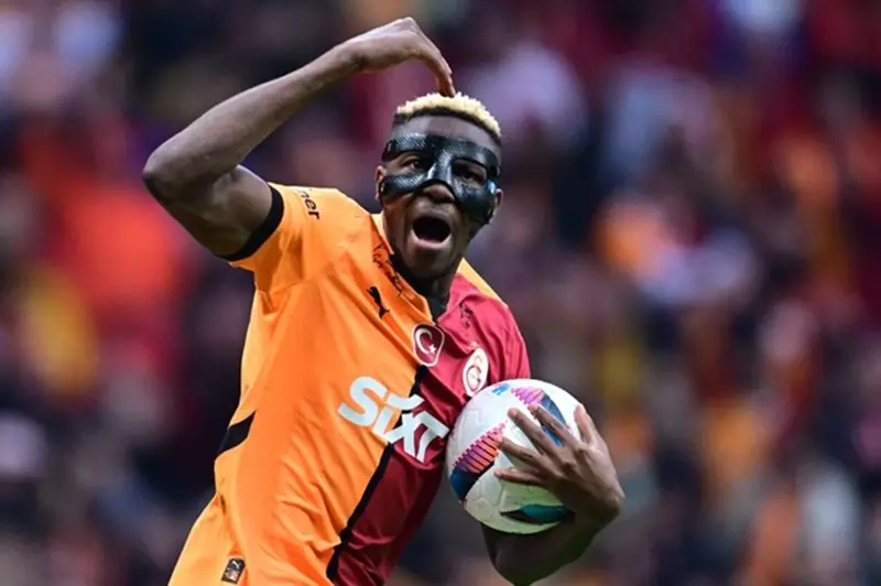 فيكتور أوسيمين بقميص جالاتا سراي